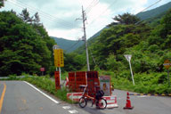 �E�ɕʂ�铹�͍H����