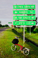 �����̖ړI�nDangriga�܂�<BR>54�}�C���i��90km�j�̕W��