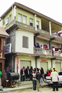 �h������Central Hotel�̑O�����₩��