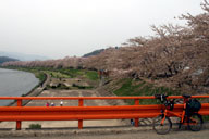 ���̖����Ɏw�肳��Ă���2km�̍��̃g���l��