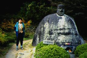 ���R���̏h�꒬�z�K�ɂ���ƂĂ��s�v�c�Ȗ����̐Ε�