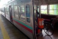 ������O�̂悤�Ɏ��]�Ԃ��悹���Ă���