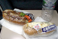 �Ԋ��Ŕ������y�؃p����H�ׂ�