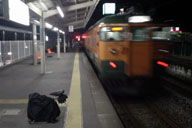 �k����w�̉���z�[������͊K�i�����ŉw�O�ɏo����