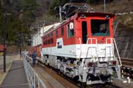 �A�v�g��������w�œd�C�@�֎Ԃ�؂藣��